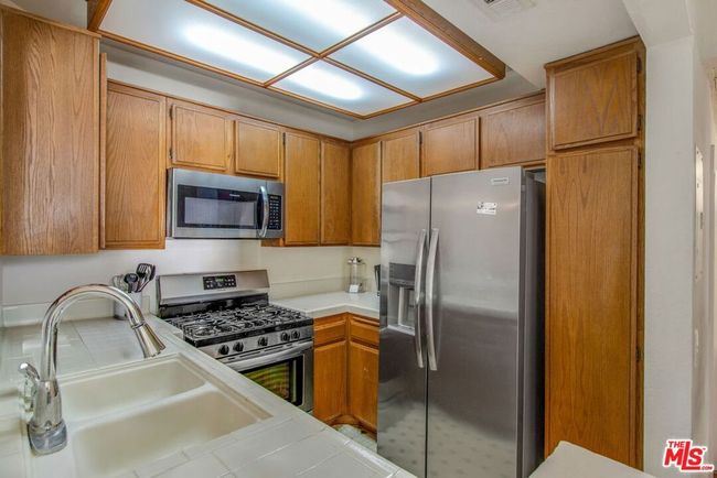 UNIT-2 - 19009 Sherman Way, Condo with 1 bedrooms, 1 bathrooms and 2 parking in Reseda CA | Image 12