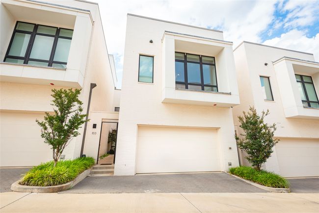 Front of the home. | Image 24