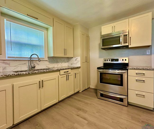 1407 E Us Highway 80, House other with 2 bedrooms, 1 bathrooms and null parking in White Oak TX | Image 10