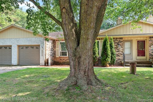 2509 Golden Shores Dr, Fenton, MI, 48430-1059 | Card Image