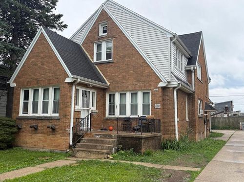 6221a6221b-6221 W Thurston Court, Milwaukee, WI, 53218 | Card Image