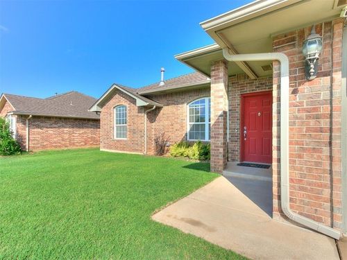 4221 Manhattan Dr, Moore, OK, 73160-7686 | Card Image