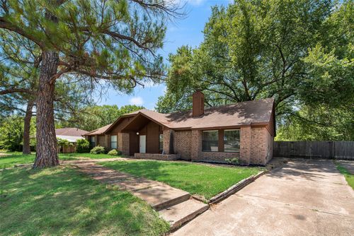 208 E Denton Dr, Euless, TX, 76039-3441 | Card Image