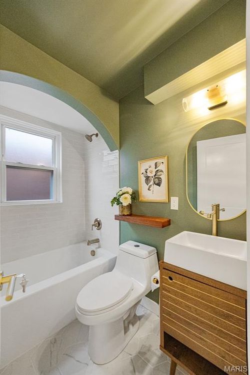 831 S Harrison Ave, Kirkwood, MO, 63122-6011 | Card Image