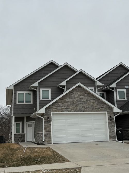 2011 Ammann Dr, Adel, IA, 50003-8050 | Card Image