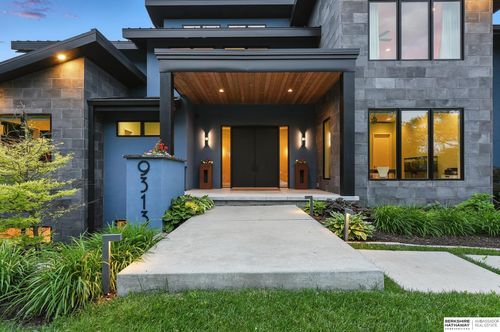 9313 Davenport St, Omaha, NE, 68114-3801 | Card Image