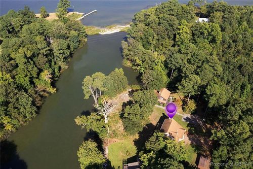 353 Wendi Chisman Ln, Hallieford, VA, 23068-1052 | Card Image