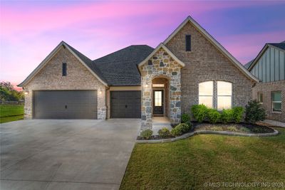 This home is functionally layed out as a 3 bedroom, plus an office/flex room | Image 1