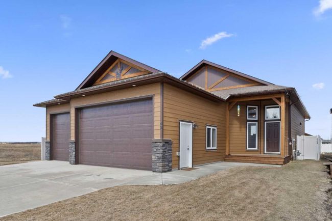 42 Viceroy Crescent, Home with 2 bedrooms, 2 bathrooms and 6 parking in Olds AB | Image 2