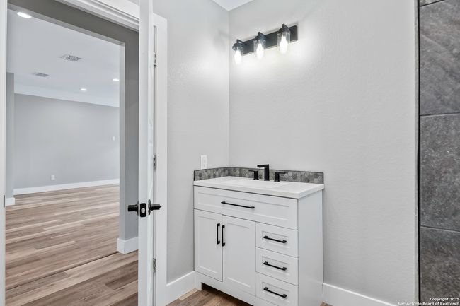304 E Westmeyer St, House other with 3 bedrooms, 2 bathrooms and null parking in Poth TX | Image 16