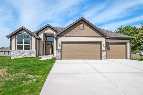 12415 Morgan St, Excelsior Springs, MO, 64024-2950 | Card Image