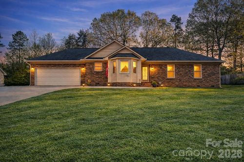 7004 Forest Hills Dr, Denver, NC, 28037-8218 | Card Image