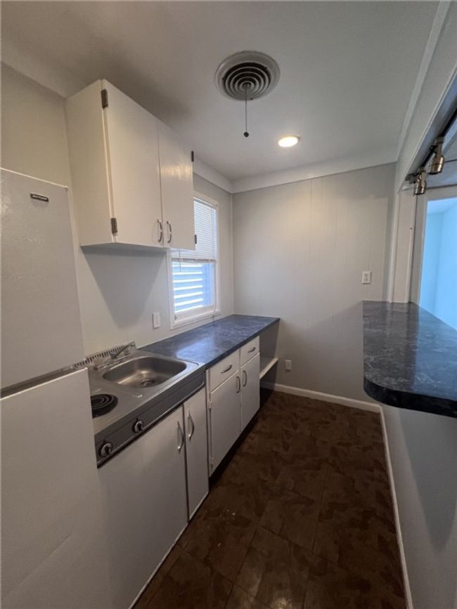 Galley kitchen | Image 18
