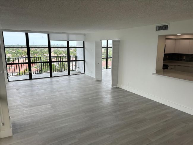 909 - 1000 Parkview Dr, Condo with 3 bedrooms, 2 bathrooms and null parking in Hallandale Beach FL | Image 3