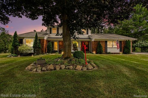 3017 Old Orchard Dr, Brighton, MI, 48114-9219 | Card Image