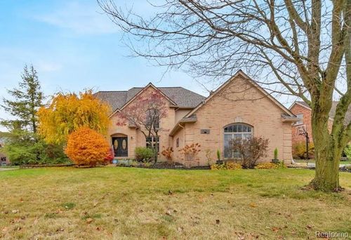 2244 Regency Hills Dr, Shelby Twp, MI, 48316-2057 | Card Image