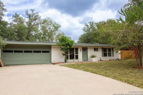 905 E Inez St, Beeville, TX, 78102-2822 | Card Image