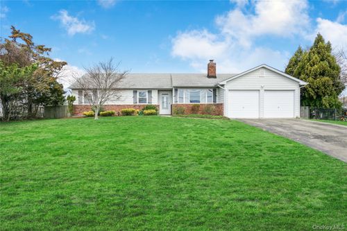 7 Lindner Ct, Brookhaven, NY, 11719-9797 | Card Image