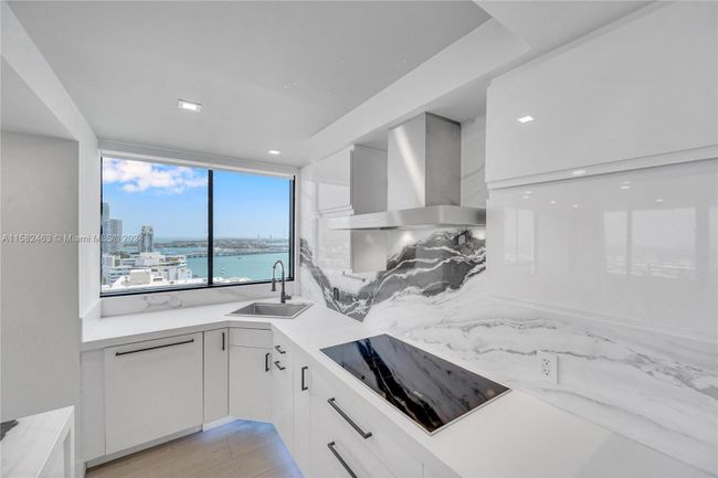 2714 - 1330 West Ave, Condo with 2 bedrooms, 2 bathrooms and null parking in Miami Beach FL | Image 15