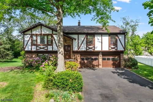 4 Darby Rd, Somerset, NJ, 08873-2833 | Card Image