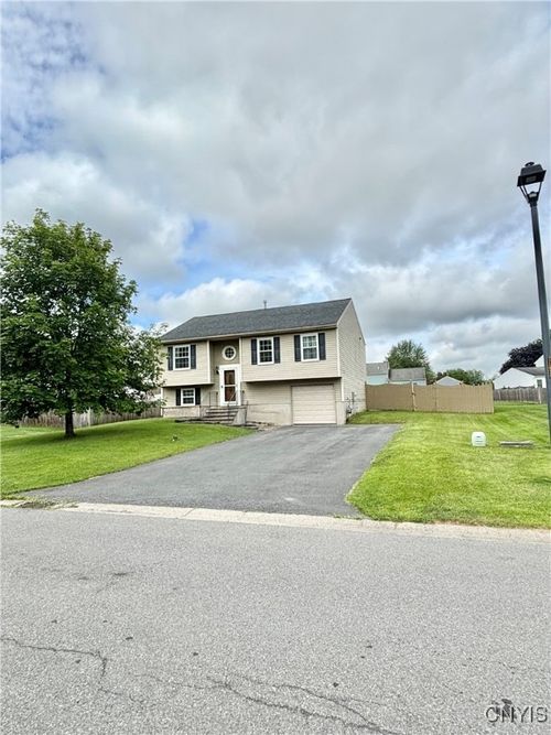8479 Switch Ln, Cicero, NY, 13039-8201 | Card Image