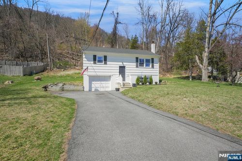 35 Zinnia Dr, Glenwood, NJ, 07418-1633 | Card Image