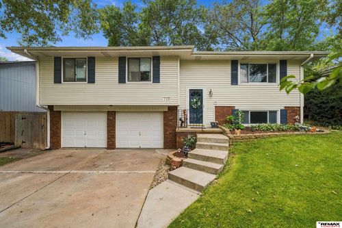 715 W Leon Drive, Lincoln, NE, 68521 | Card Image