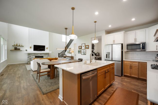 Gourmet Kitchen w/ Two Tone Cabinets | Image 11