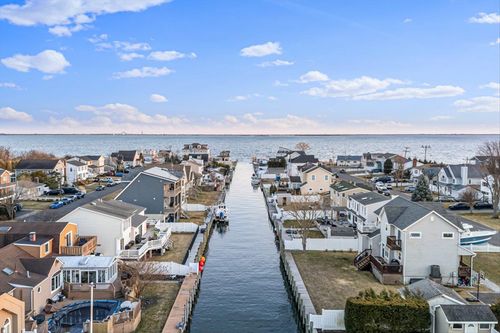 811 W Bay Dr, West Islip, NY, 11795-4707 | Card Image