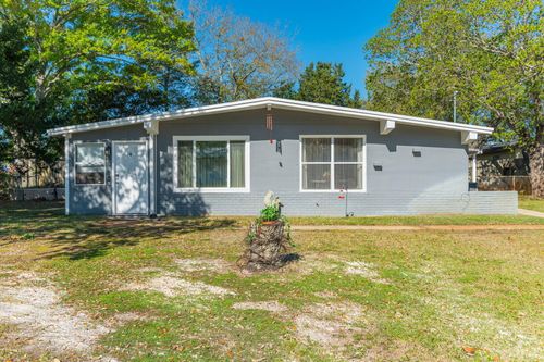 611 Shrewsbury Rd, Mary Esther, FL, 32569-1739 | Card Image