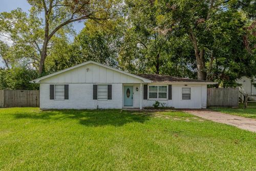 135 W Barkley St, Sour Lake, TX, 77659-2825 | Card Image