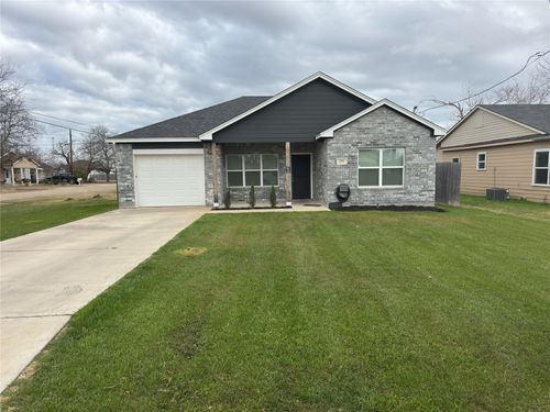 201 E 6th St, McGregor, TX, 76657-2154 | Card Image