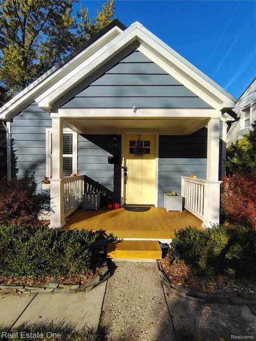241 Helen Ave, Rochester, MI, 48307-1830 | Card Image