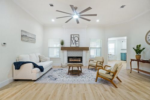 302 Robins Way, Granbury, TX, 76048-6720 | Card Image