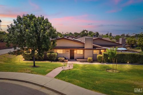 2813 Summit Cir, Bakersfield, CA, 93306-1061 | Card Image