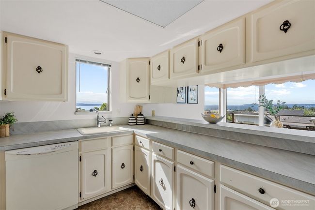The layout of the kitchen is a bonus for an easy refresh or remodel. | Image 16