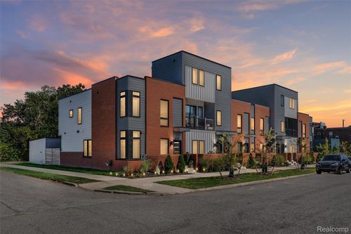 2736 Harrison St, Detroit, MI, 48216-1252 | Card Image