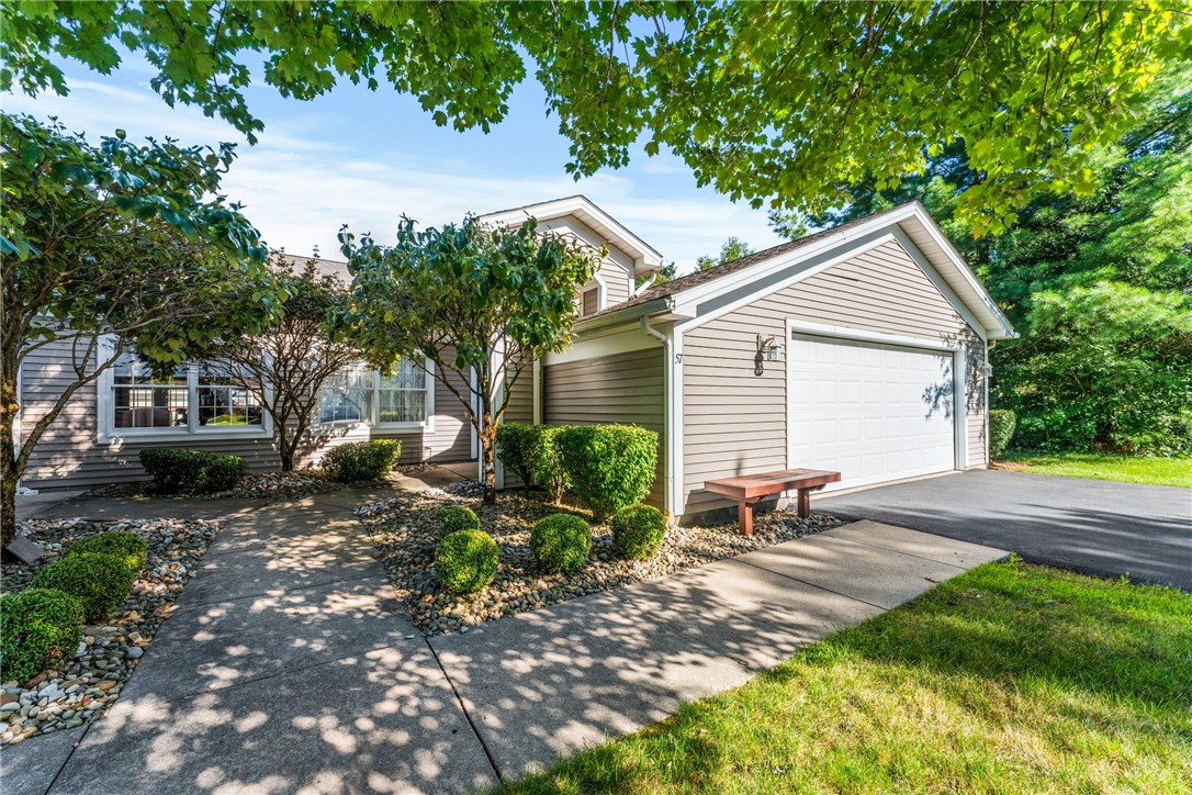 Golfwood Dr, Hermitage, PA 16148