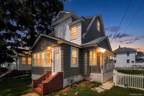17 Sapir St, Valley Stream, NY, 11580-3907 | Card Image