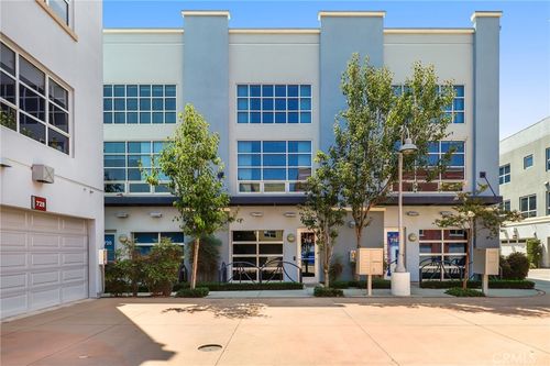 718 N Santiago St, Santa Ana, CA, 92701-3942 | Card Image