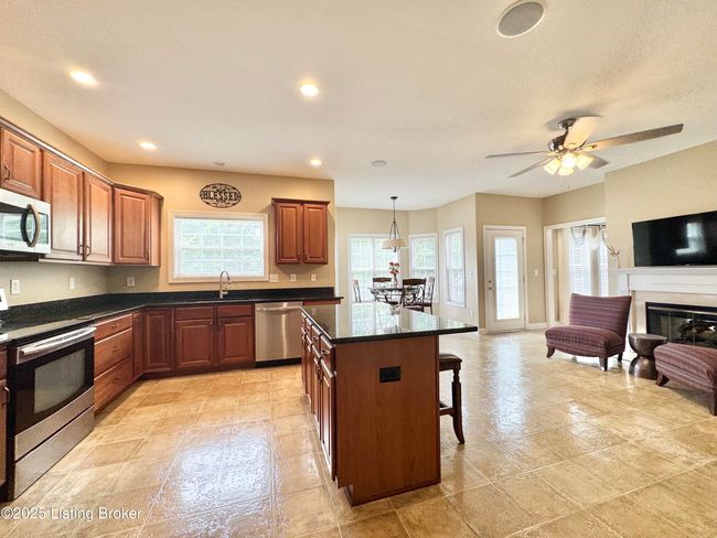 kitchen/sitting area/breakfast nook | Image 20