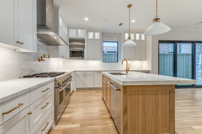 Kitchen Island & gas range | Image 16
