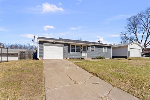 2310 W 38th Pl, Davenport, IA, 52806-5268 | Card Image