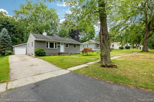 609 W Crane St, Howell, MI, 48843-2113 | Card Image