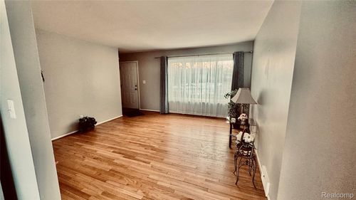 15078 Houghton St, Livonia, MI, 48154-4816 | Card Image