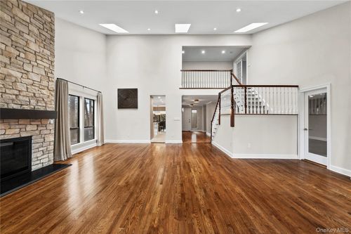 1 Yale Dr, Manhasset, NY, 11030-4000 | Card Image
