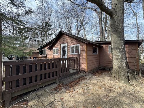 28 Anchor Path, Calverton, NY, 11933-1251 | Card Image
