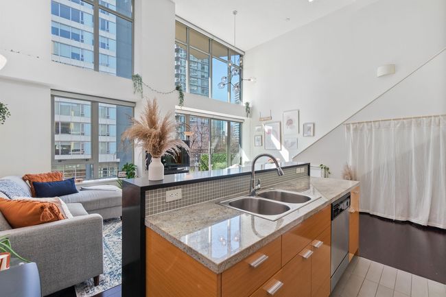 301 - 29 Smithe Mews, Condo with 1 bedrooms, 1 bathrooms and 1 parking in Vancouver BC | Image 4