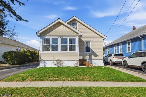 7 Henderson St, Paterson, NJ, 07501-2627 | Card Image