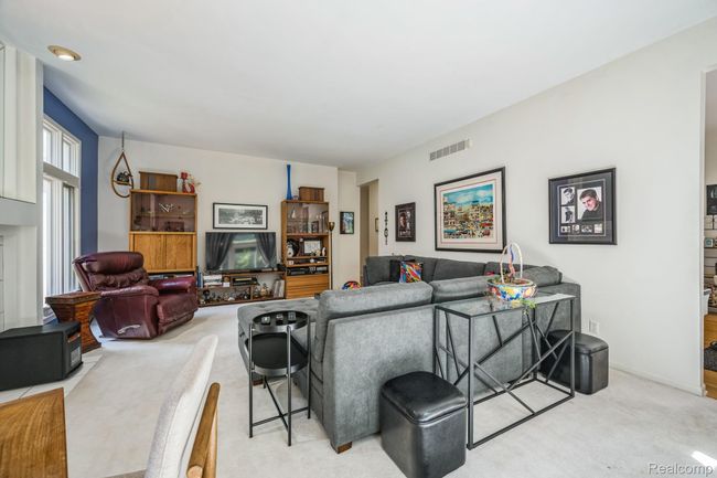 12_38049_Lantern_Hill_Ct_Farmington_Hills_MI_48331_USA-Living_room-194376_SEP-10.jpg | Image 11